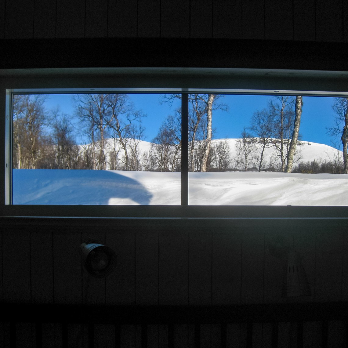 Utsikt över Hamrafjället från fönster i svarta sovrummet i Vargbäcksvillan