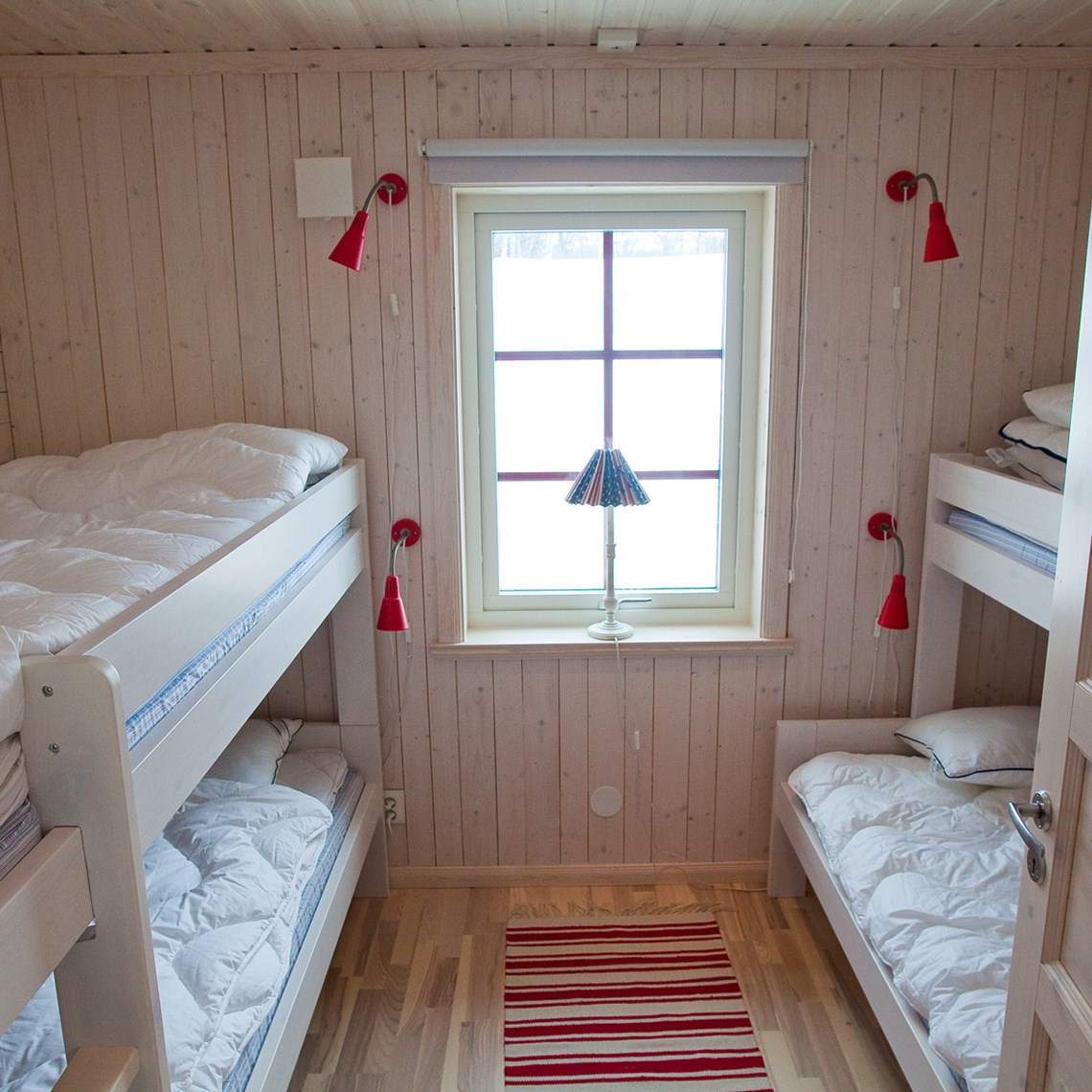 Röda sovrummet med två våningssängar